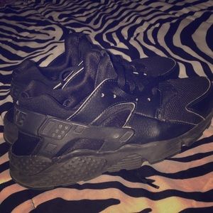 nike all black  air huarache